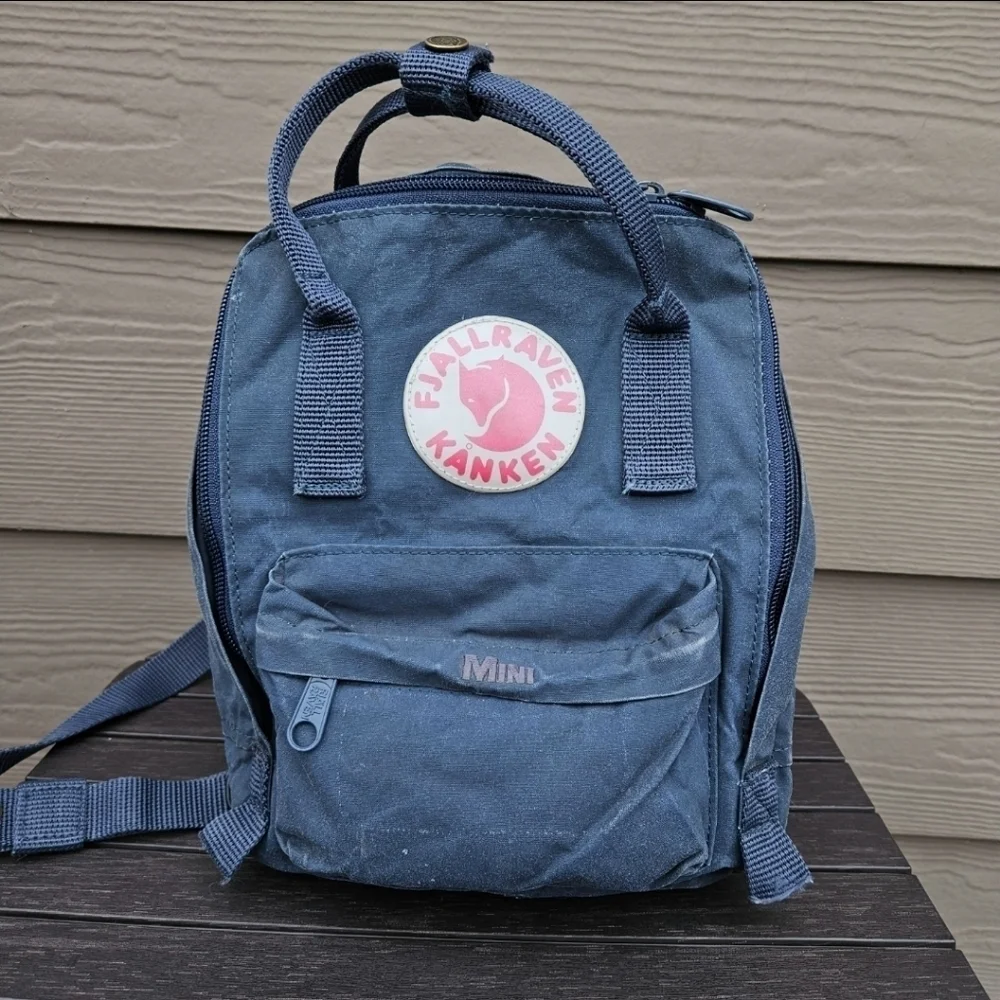 fjallraven mini kanken backpack in graphite | Big Sale On Now The Fjllrven Knken Laptop 17 is a functional backpack in the color Super Grey Kanken Laptop Kanken Graphite Un